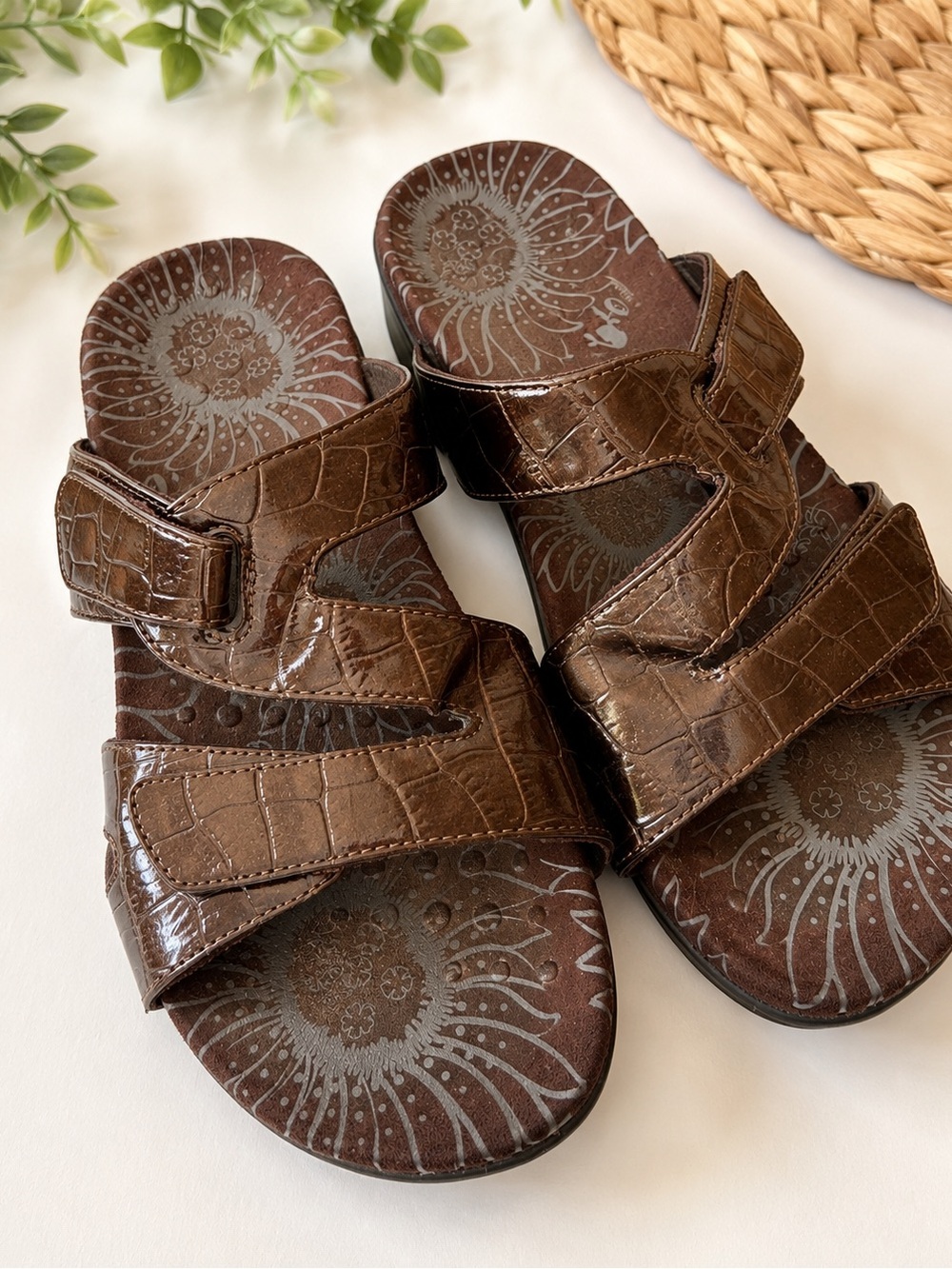 Vionic Lauren brown crocodile embossed sandals slides women’s size 7 wide